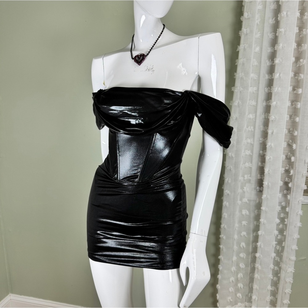 AKIRA Black Off-Shoulder Glossy Mini Dress – XS‎ BodyconFit